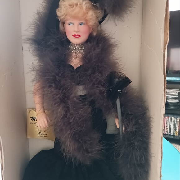 Mae West porcelain doll - Picture 3 of 8